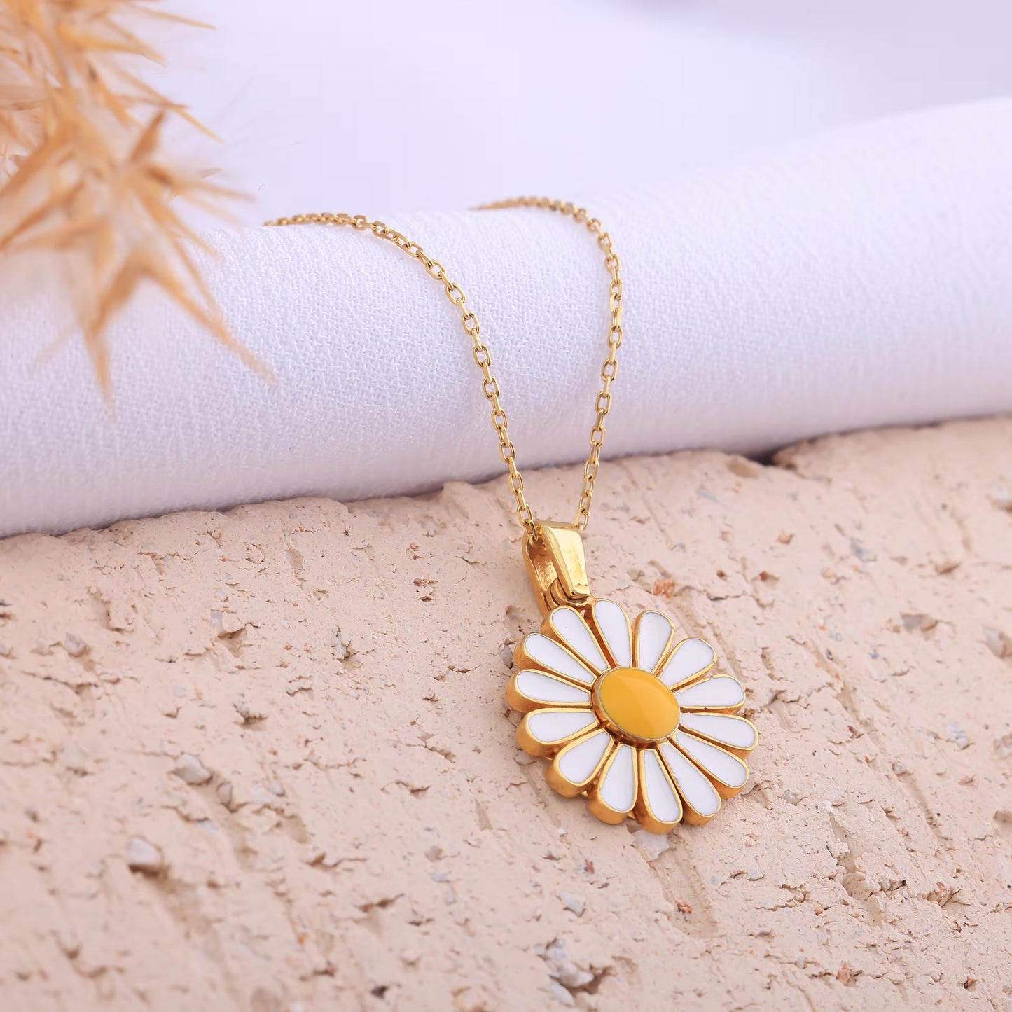 Luna & Label® Kişiselleştirilebilir İsme Özel Sevgililer Günü Hediyesi Açılır Papatya Kolye