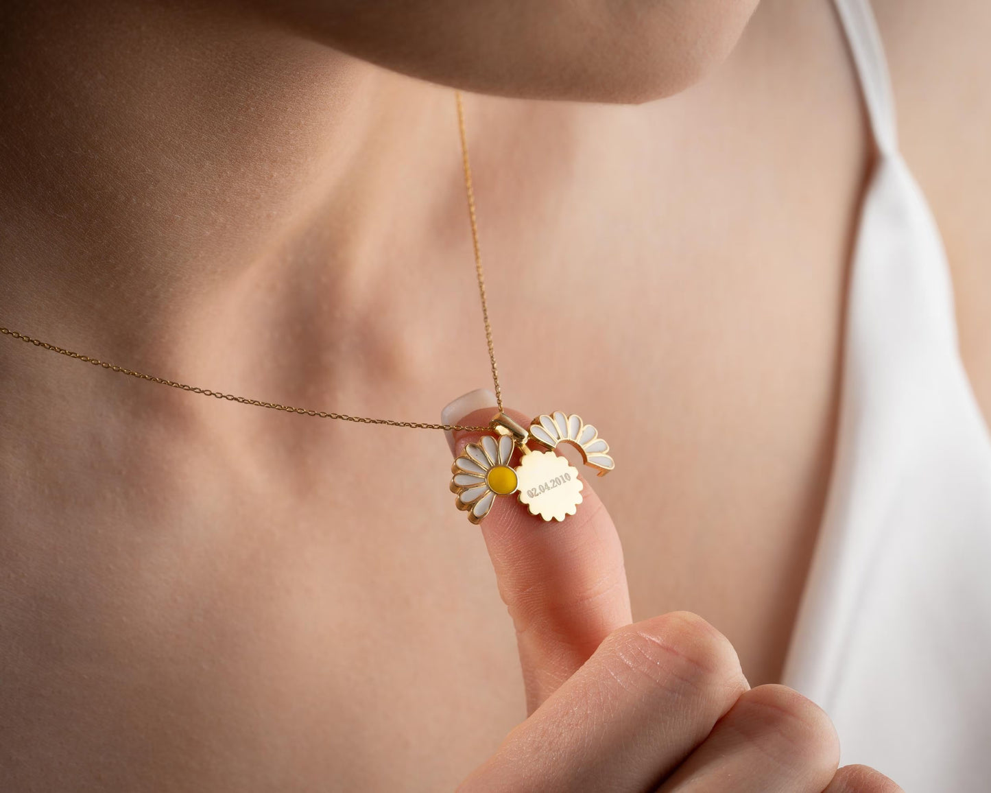 Luna & Label® Kişiselleştirilebilir İsme Özel Sevgililer Günü Hediyesi Açılır Papatya Kolye