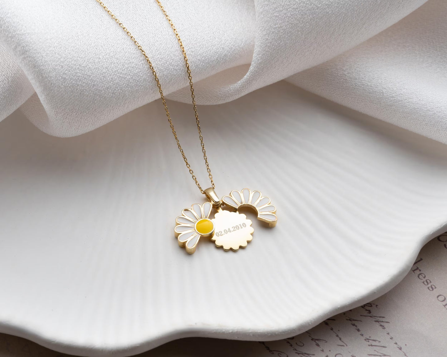 Luna & Label® Kişiselleştirilebilir İsme Özel Sevgililer Günü Hediyesi Açılır Papatya Kolye