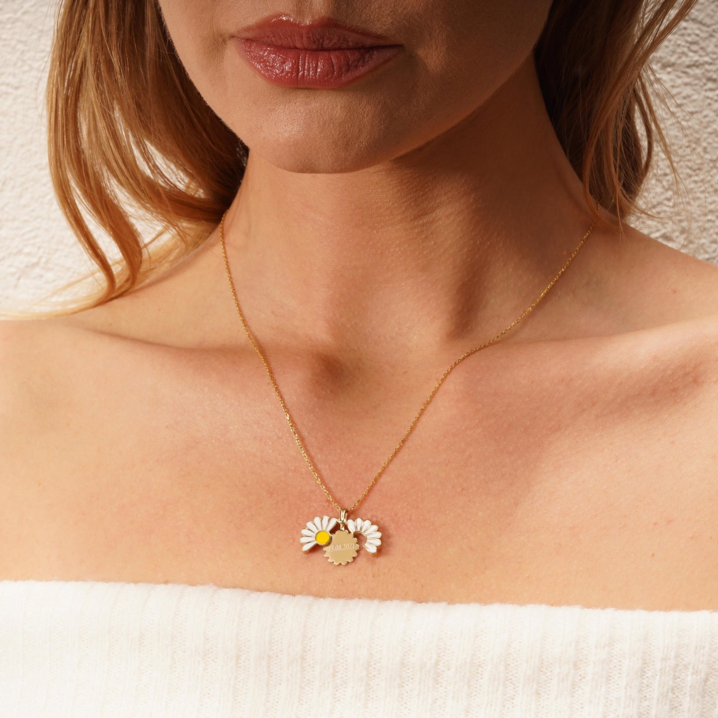 Luna & Label® Kişiselleştirilebilir İsme Özel Sevgililer Günü Hediyesi Açılır Papatya Kolye